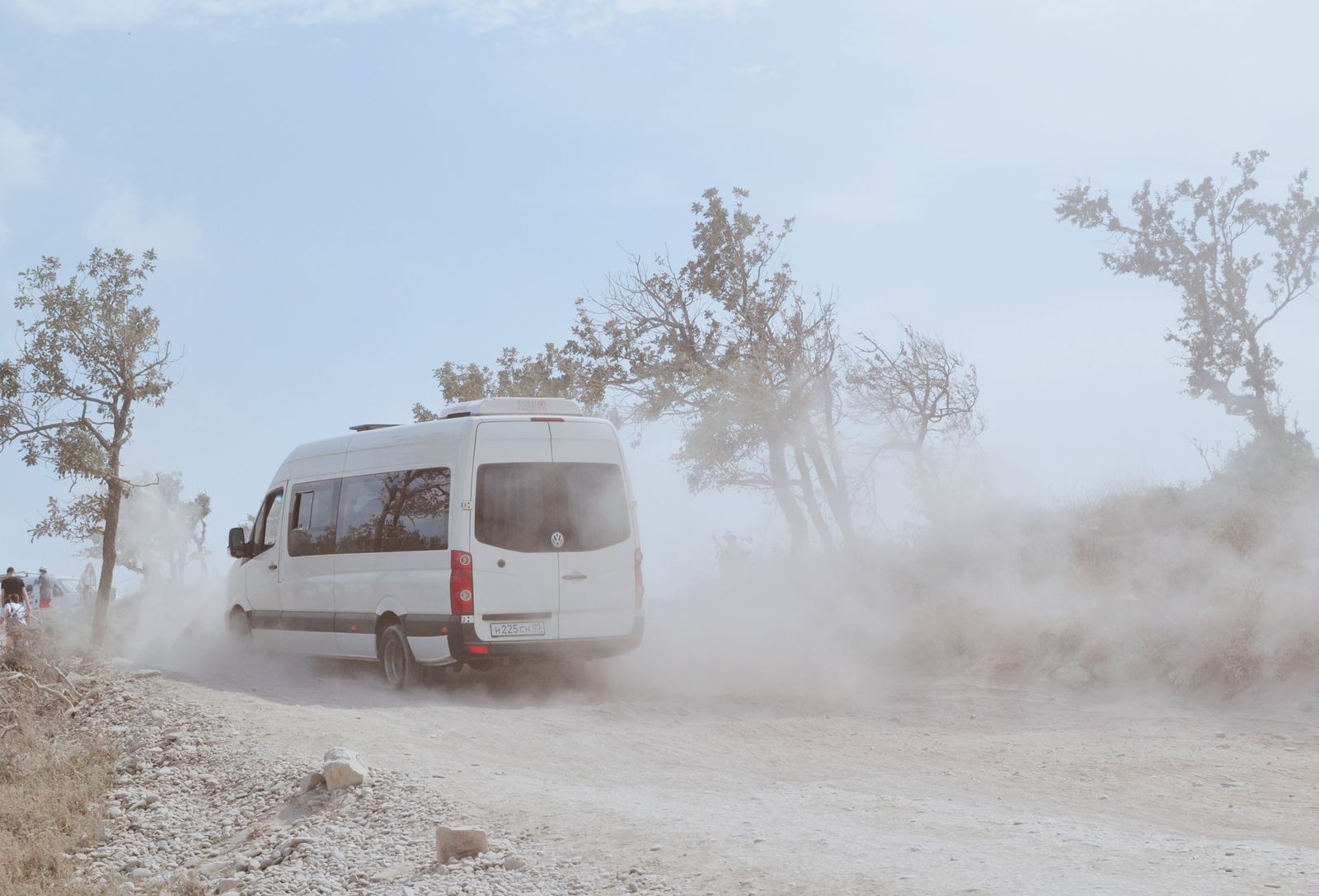 Pouzdan kombi prijevoz – kombi vozilo na cesti tijekom vožnje
